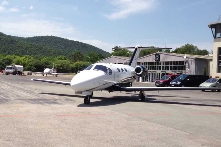 La Mole Airport